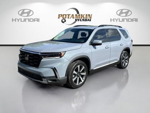 Used 2024 Honda Pilot Touring image 1