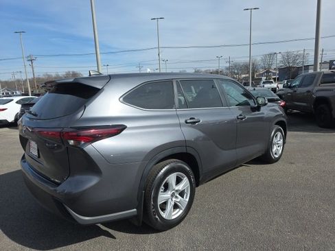 Used 2024 Toyota Highlander LE image 4