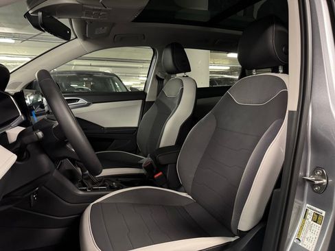 New 2025 Volkswagen Taos SE image 18