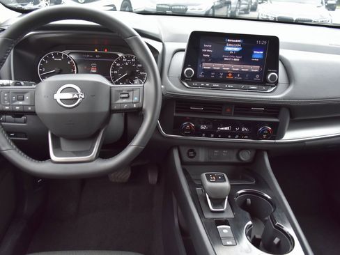 Used 2025 Nissan Rogue SV image 17