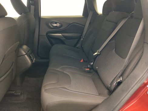 Used 2019 Jeep Cherokee Latitude w/ Popular Appearance Group AWD/4WD image 18