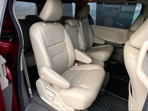 Used 2020 Toyota Sienna XLE w/ XLE Navigation Package image 19