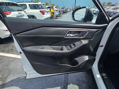 Certified 2025 Nissan Rogue Platinum w/ Platinum Premium Package FWD image 16