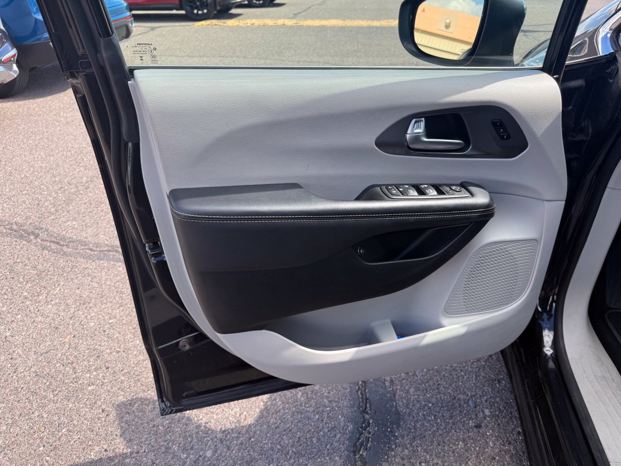 Used 2023 Chrysler Pacifica Touring-L FWD image 16