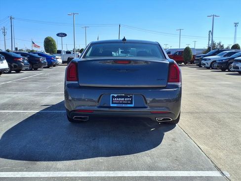 Used 2023 Chrysler 300 Touring w/ Sport Appearance Package image 6