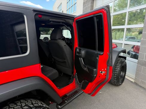Used 2018 Jeep Wrangler Unlimited Sport S AWD/4WD image 35
