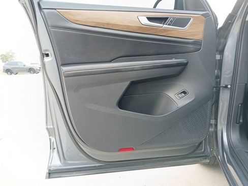 Used 2024 Volkswagen Atlas SE w/ Black Wheel Package image 21