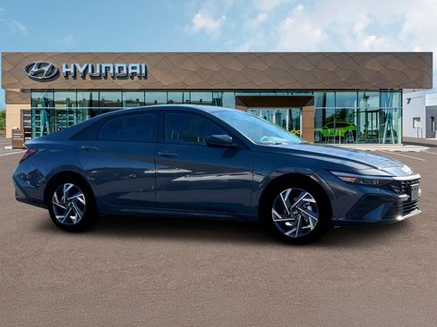 Certified 2025 Hyundai Elantra Sport FWD image 10