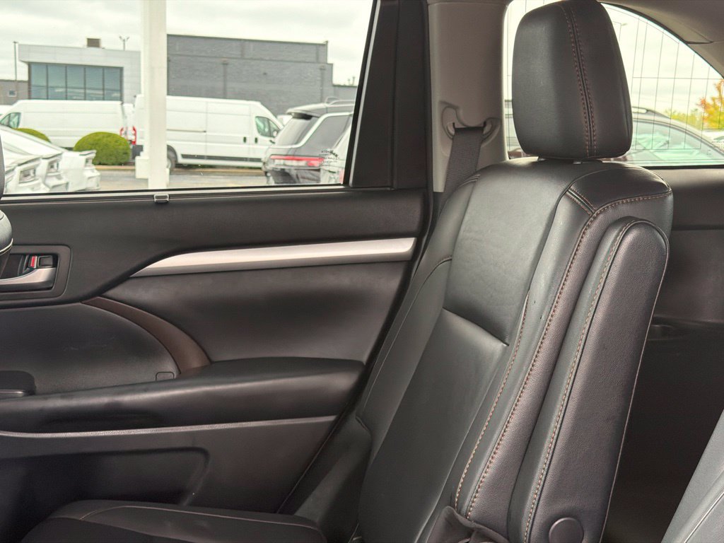 Used 2019 Toyota Highlander XLE AWD/4WD image 13