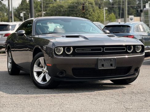 Used 2022 Dodge Challenger SXT RWD image 7