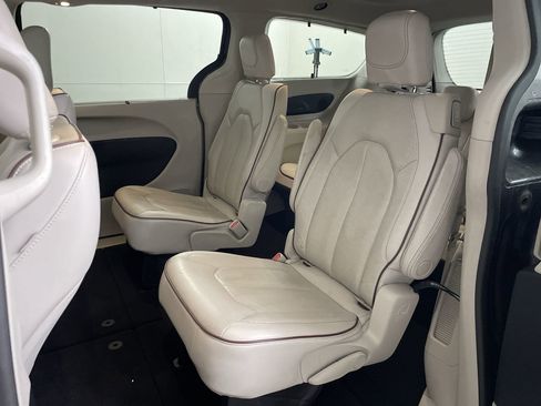 Used 2020 Chrysler Pacifica Limited FWD image 19