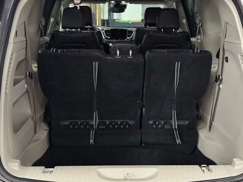 Used 2022 Chrysler Pacifica Touring-L image 10