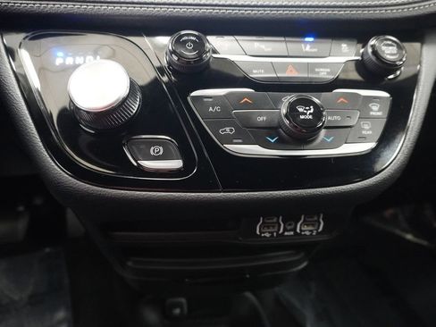 Used 2024 Chrysler Pacifica Select image 45
