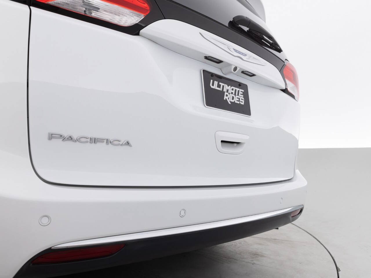 Used 2017 Chrysler Pacifica Touring-L FWD image 16