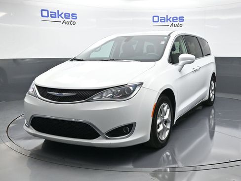 Used 2018 Chrysler Pacifica Touring Plus w/ Tire & Wheel Group image 4