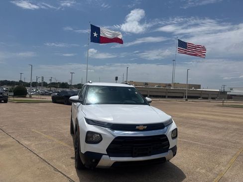 Used 2022 Chevrolet TrailBlazer LT w/ Confidence II Package FWD image 3