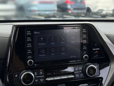 Used 2022 Toyota Highlander XLE AWD/4WD image 22