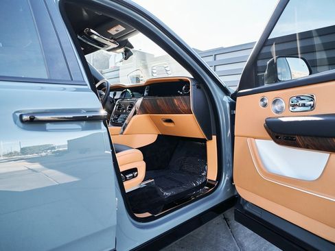 Used 2025 Rolls-Royce Cullinan image 25