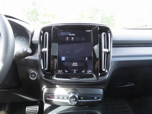 Used 2022 Volvo XC40 T5 R-Design w/ Advanced Package image 27