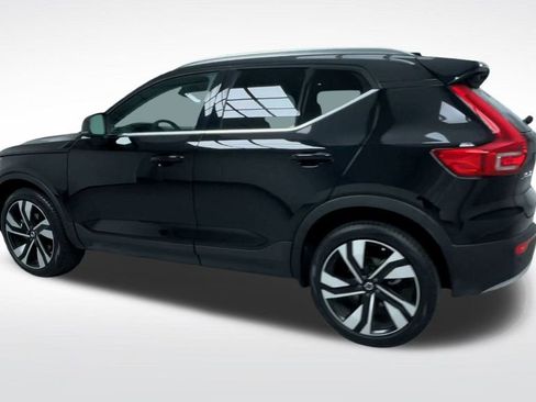 Used 2025 Volvo XC40 B5 Plus image 22