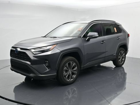 Used 2022 Toyota RAV4 XLE Premium AWD/4WD image 4