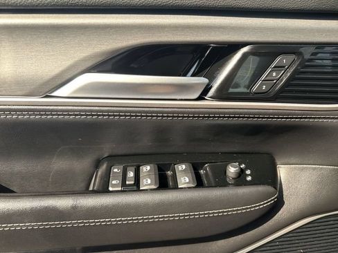 Used 2025 Jeep Wagoneer 4WD image 13