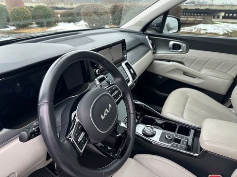 Used 2023 Kia Sorento SX Prestige w/ Panoramic Sunroof Package image 13