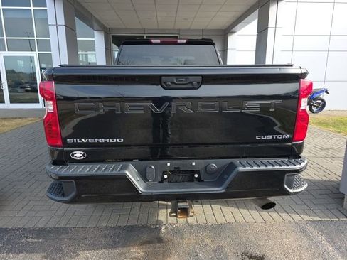 Used 2022 Chevrolet Silverado 2500 Custom w/ Custom Value Package image 3