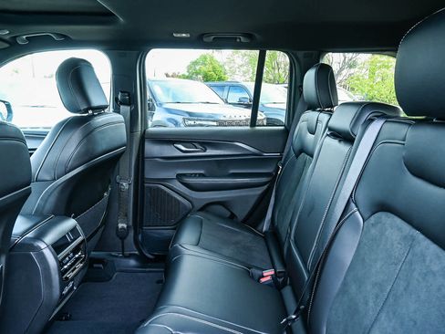 New 2025 Jeep Grand Cherokee Altitude image 25