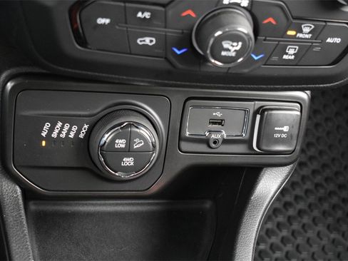 Used 2022 Jeep Renegade Trailhawk w/ Trailer Tow Group image 23