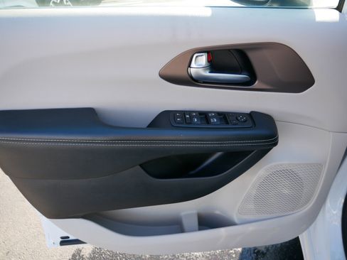 Used 2022 Chrysler Voyager LX image 30