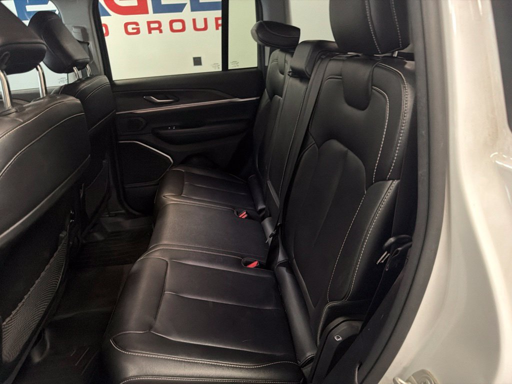 Used 2023 Jeep Grand Cherokee Limited w/ Black Appearance Package AWD/4WD image 32