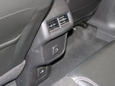 Used 2023 GMC Terrain SLT image 18