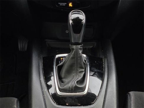 Used 2020 Nissan Rogue SV image 12