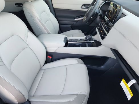 New 2025 Nissan Pathfinder SL image 10