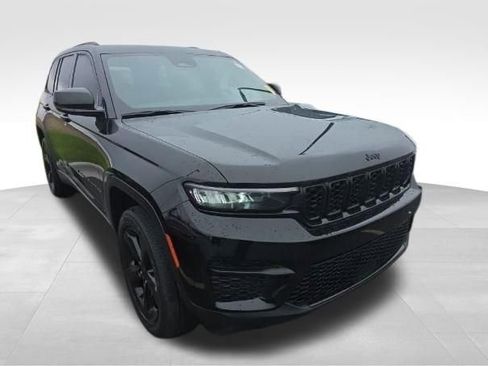 Used 2023 Jeep Grand Cherokee Altitude image 6