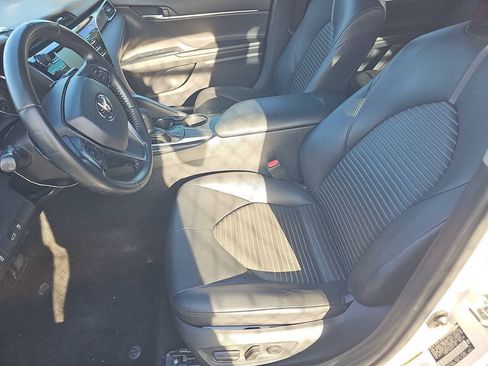 Used 2018 Toyota Camry SE FWD image 2