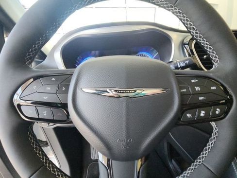 New 2025 Chrysler Pacifica Limited image 34