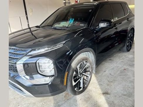 Used 2023 Mitsubishi Outlander SE image 1