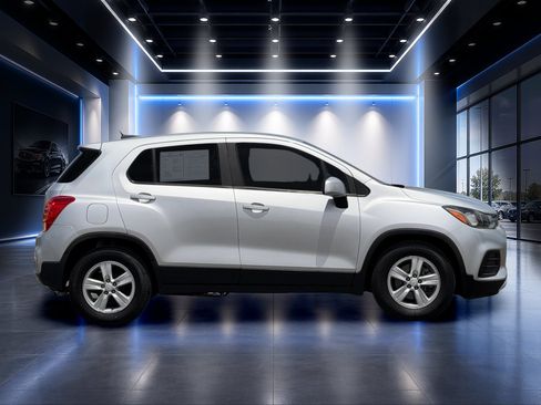 Used 2020 Chevrolet Trax LS FWD image 2