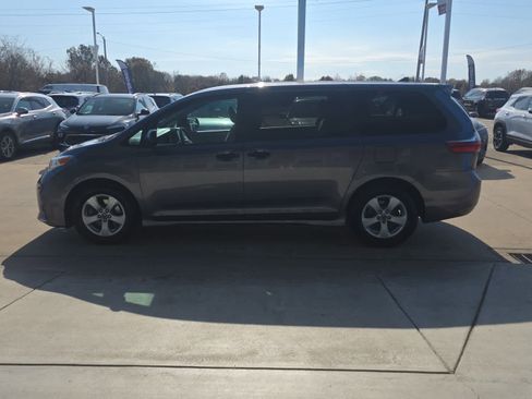 Used 2020 Toyota Sienna L image 6