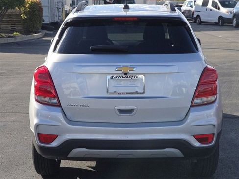 Used 2022 Chevrolet Trax LT w/ LT Convenience Package image 12