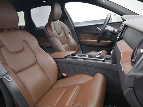 Used 2023 Volvo XC60 B5 Ultimate w/ Climate Package image 36