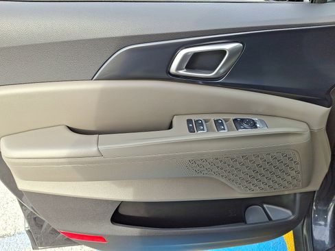 Used 2025 Kia Carnival image 13