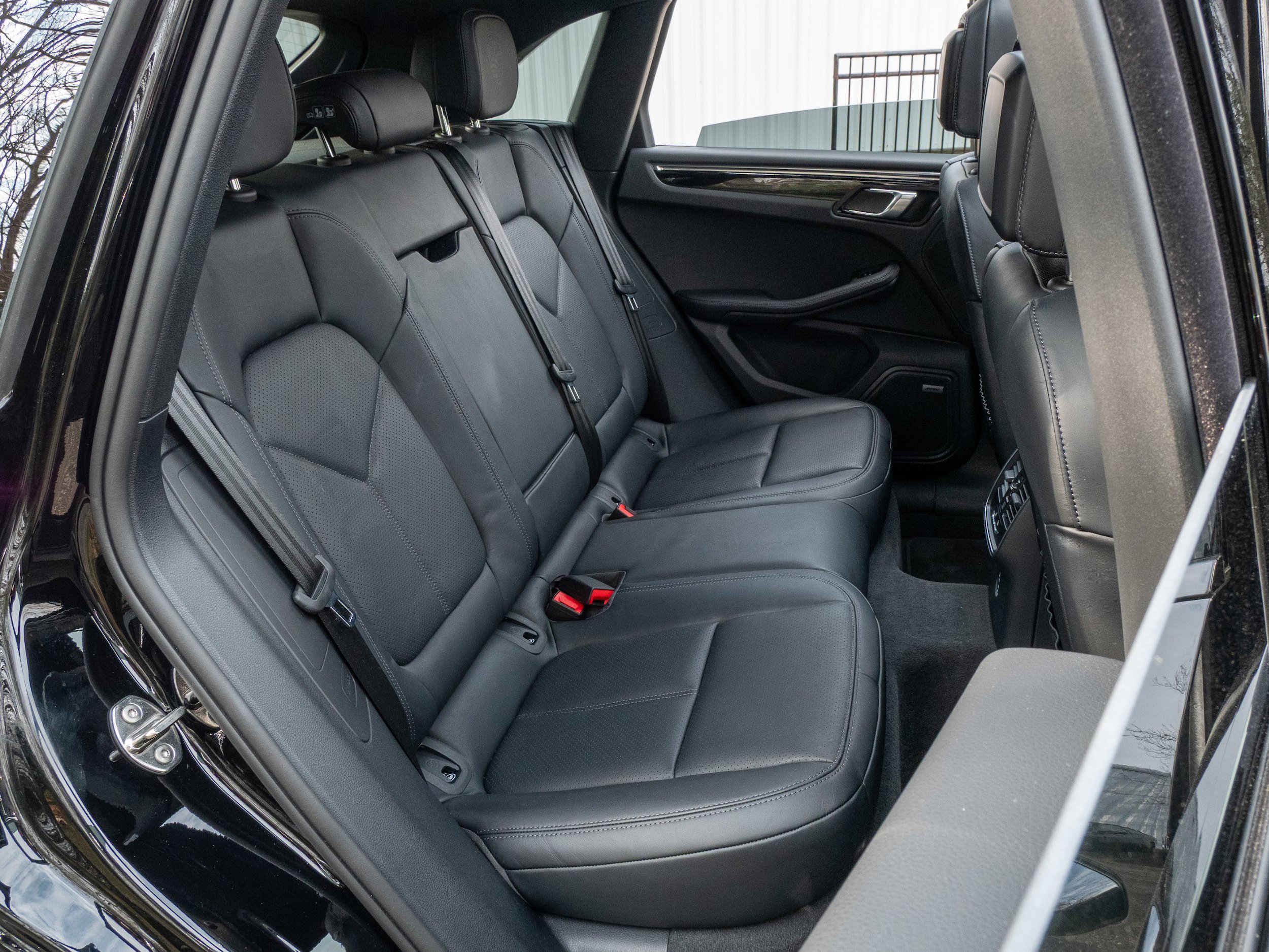 Certified 2025 Porsche Macan AWD/4WD image 37