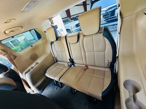 Used 2017 Kia Sedona LX w/ LX Essentials Premium Package FWD image 23