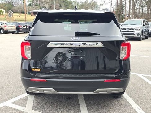 Used 2022 Ford Explorer XLT w/ Equipment Group 202A image 5