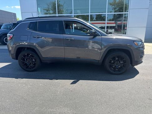 Used 2022 Jeep Compass Latitude AWD/4WD image 1