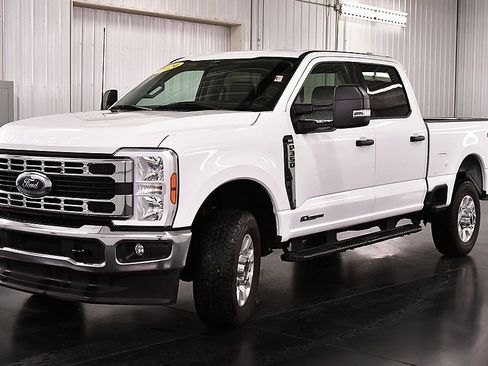 Used 2024 Ford F350 XLT image 3
