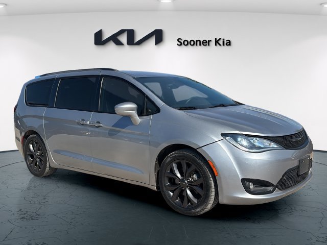 Used 2019 Chrysler Pacifica Touring-L w/ S Appearance Package FWD image 8